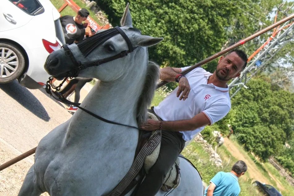Foto 4 - Largo, vistoso y limpio primer encierro a caballo en Navasfr&iacute;as  