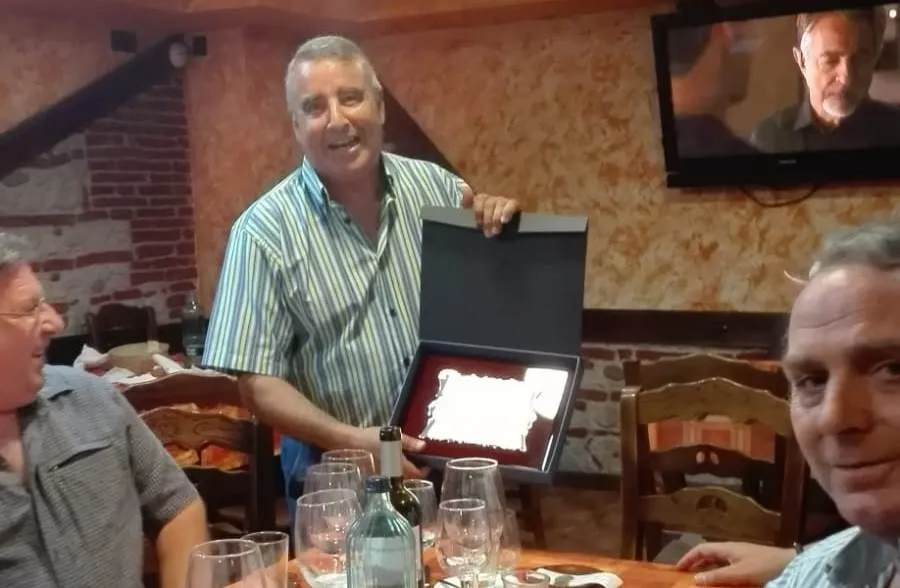 Foto 3 - Miguel Hern&aacute;ndez Baz festeja en torno a la mesa su jubilaci&oacute;n  