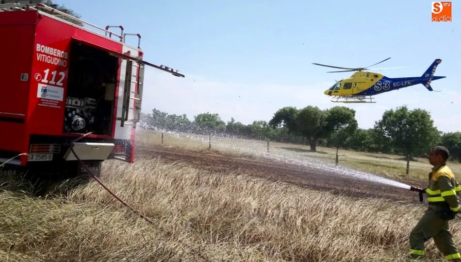 Primera intervención de un verano que se antoja complicado debido a la gran cantidad de material combustible en el campo