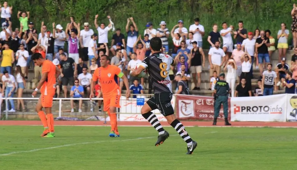Chuchi celebra el segundo gol de Unionistas. Foto de Alberto Martín