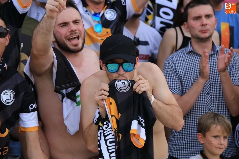 Foto 11 - &Eacute;pico ascenso de Unionistas a 2&ordf;B con un gol de penalti en el minuto 95 (3-1)