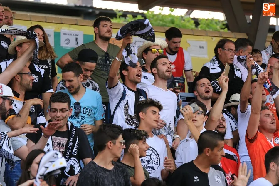 Foto 10 - &Eacute;pico ascenso de Unionistas a 2&ordf;B con un gol de penalti en el minuto 95 (3-1)