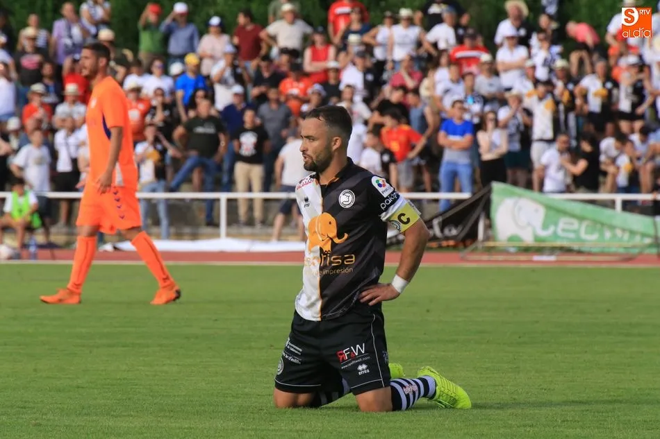 Foto 5 - &Eacute;pico ascenso de Unionistas a 2&ordf;B con un gol de penalti en el minuto 95 (3-1)