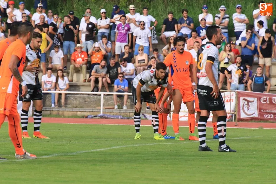 Foto 4 - &Eacute;pico ascenso de Unionistas a 2&ordf;B con un gol de penalti en el minuto 95 (3-1)