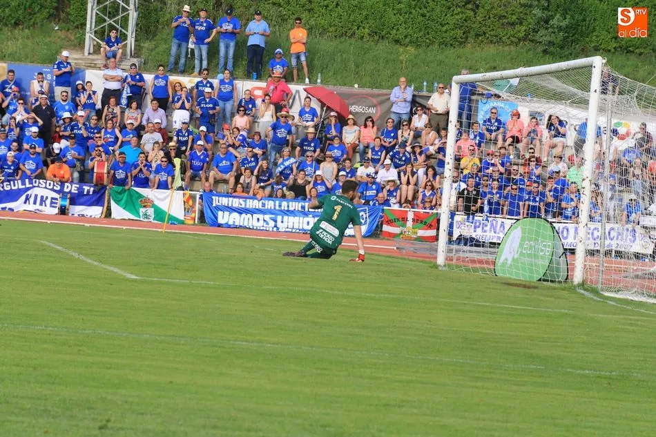 Foto 3 - &Eacute;pico ascenso de Unionistas a 2&ordf;B con un gol de penalti en el minuto 95 (3-1)
