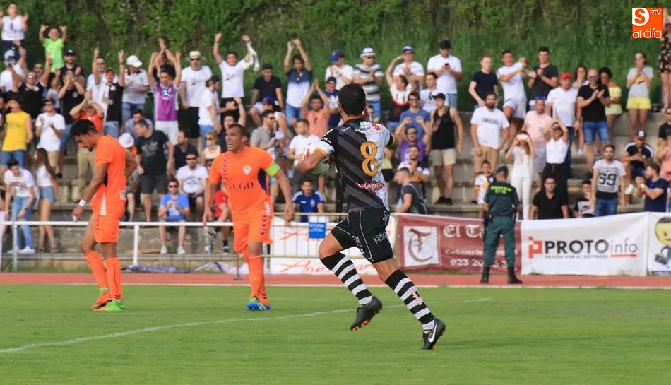 Foto 2 - &Eacute;pico ascenso de Unionistas a 2&ordf;B con un gol de penalti en el minuto 95 (3-1)