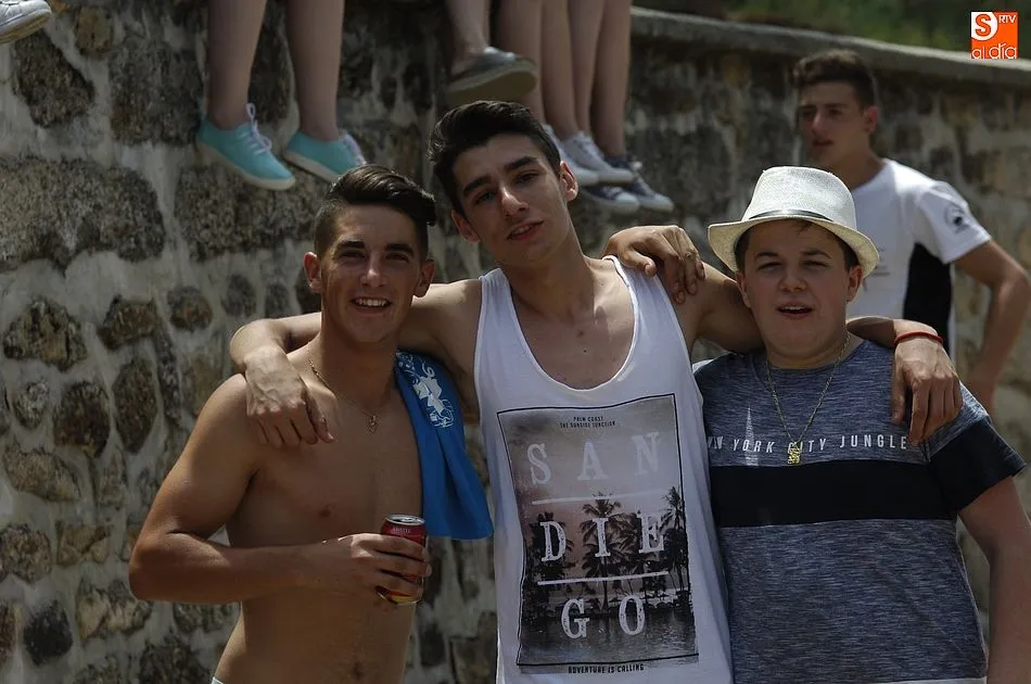 Foto 11 - Los j&oacute;venes se lo pasan en grande con la sesi&oacute;n callejera de vacas de El Payo  
