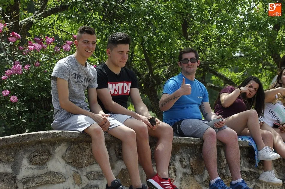 Foto 10 - Los j&oacute;venes se lo pasan en grande con la sesi&oacute;n callejera de vacas de El Payo  
