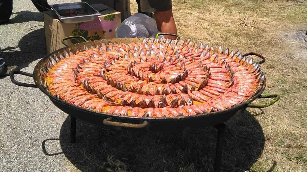 Foto 3 - Los vecinos de Cabeza de Framontanos disfrutan de una gran paellada de 450 raciones  