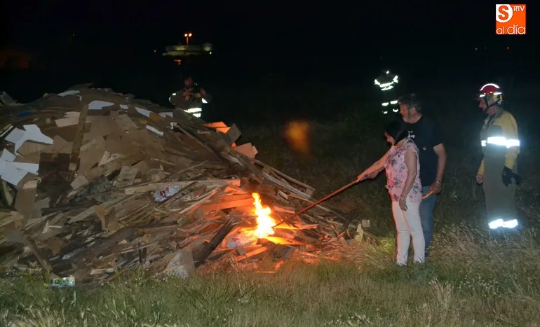 Foto 11 - Varios cientos de personas se unen al ritual y el fuego en la noche de San Juan