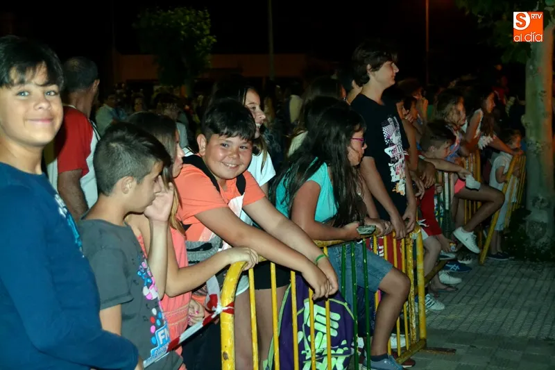 Foto 10 - Varios cientos de personas se unen al ritual y el fuego en la noche de San Juan