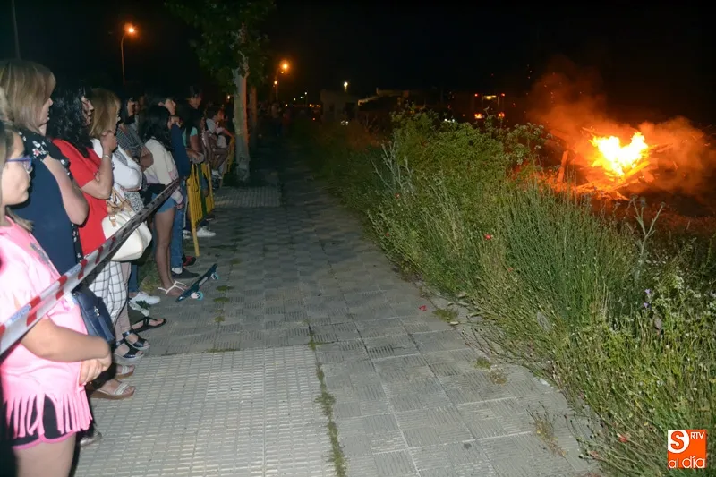 Foto 9 - Varios cientos de personas se unen al ritual y el fuego en la noche de San Juan