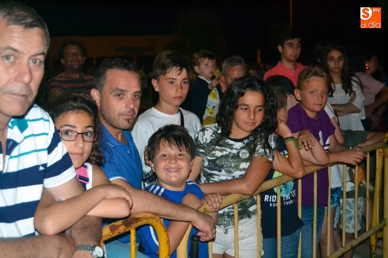 Foto 8 - Varios cientos de personas se unen al ritual y el fuego en la noche de San Juan
