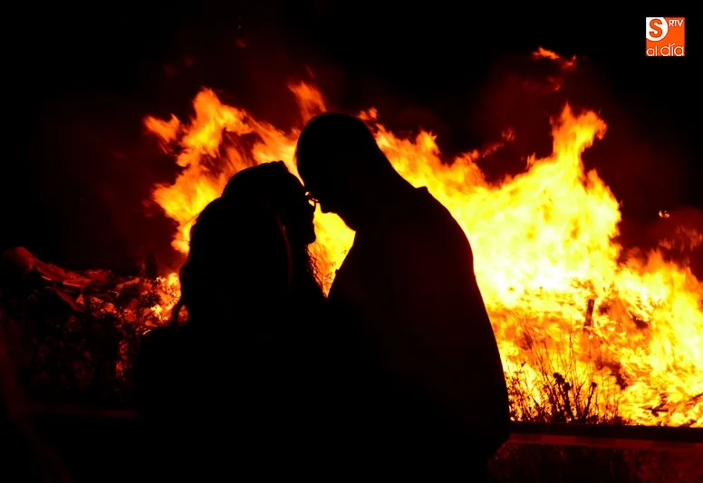 Foto 7 - Varios cientos de personas se unen al ritual y el fuego en la noche de San Juan