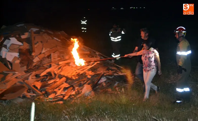 Foto 6 - Varios cientos de personas se unen al ritual y el fuego en la noche de San Juan