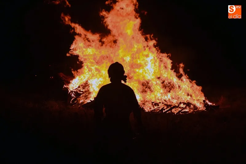 Foto 5 - Varios cientos de personas se unen al ritual y el fuego en la noche de San Juan