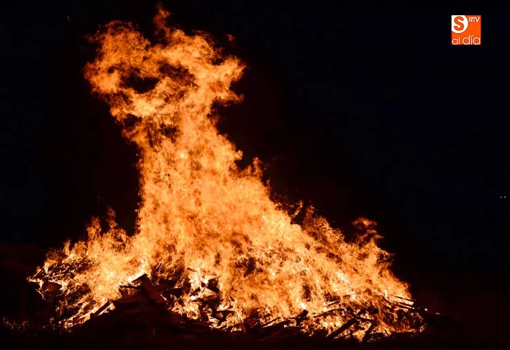 Foto 4 - Varios cientos de personas se unen al ritual y el fuego en la noche de San Juan
