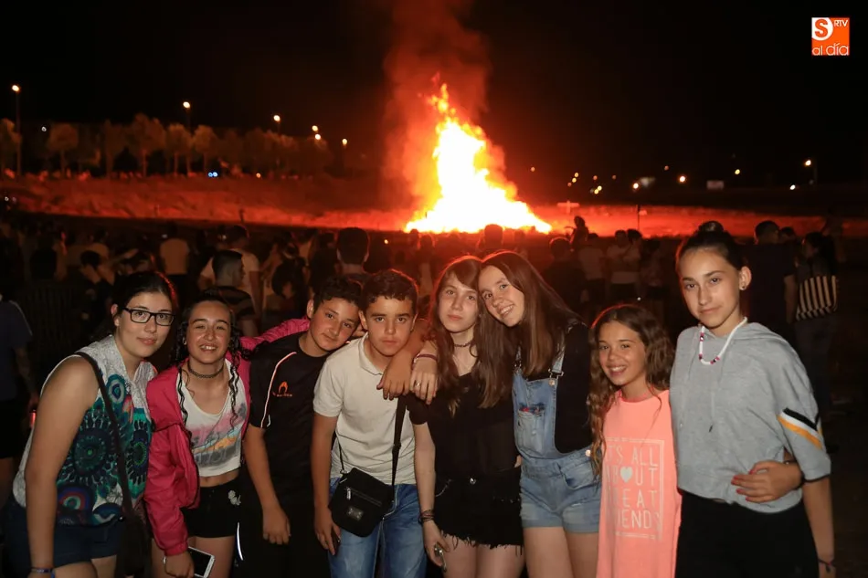 Foto 9 - La hoguera de San Juan del barrio Zurgu&eacute;n ameniza la espera con especiales actuaciones  