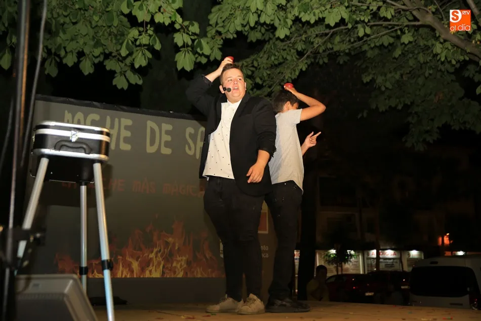 Foto 11 - La tradicional noche de San Juan congrega a cientos de salmantinos en torno a la Hoguera Virtual  