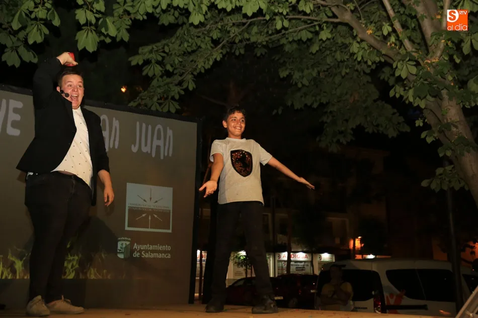Foto 6 - La tradicional noche de San Juan congrega a cientos de salmantinos en torno a la Hoguera Virtual  