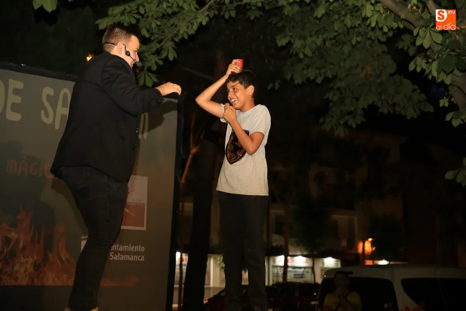 Foto 5 - La tradicional noche de San Juan congrega a cientos de salmantinos en torno a la Hoguera Virtual  