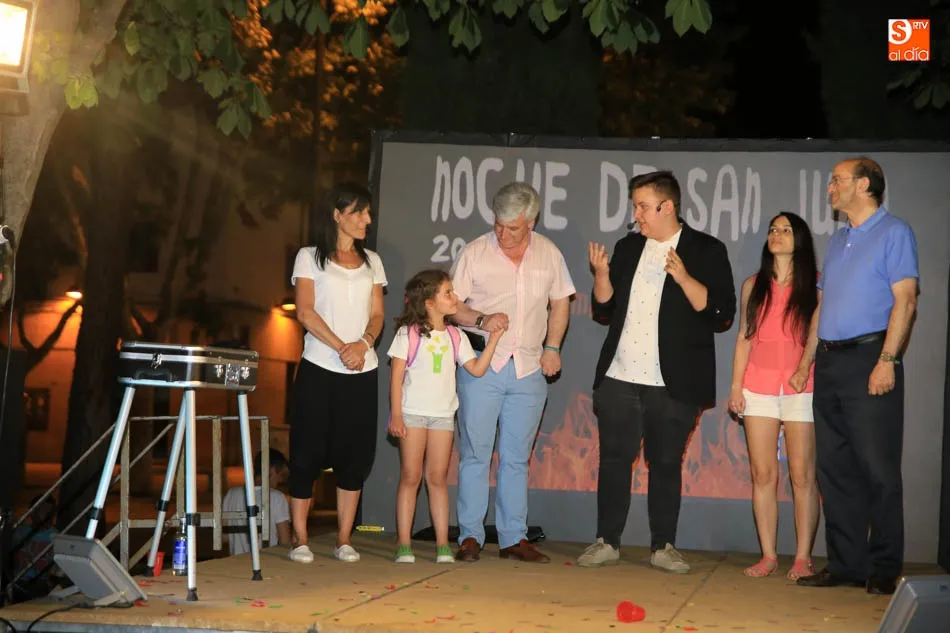 Foto 4 - La tradicional noche de San Juan congrega a cientos de salmantinos en torno a la Hoguera Virtual  