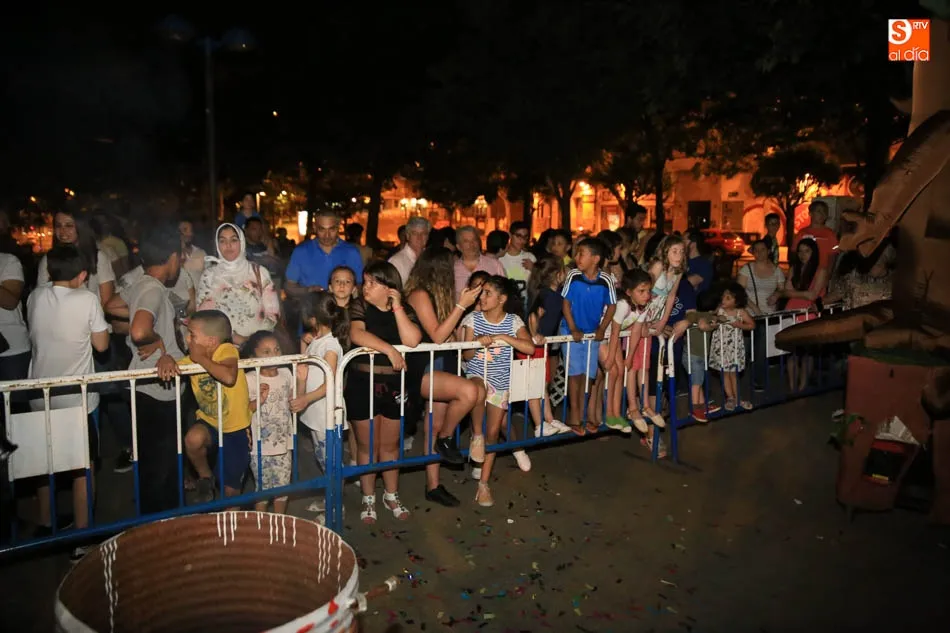Foto 2 - La tradicional noche de San Juan congrega a cientos de salmantinos en torno a la Hoguera Virtual  