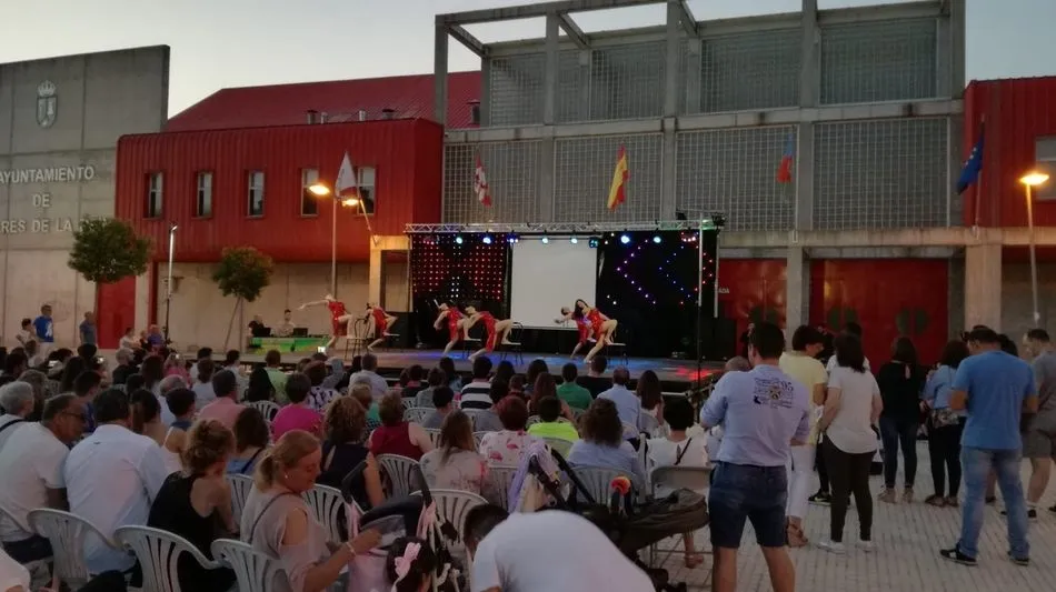 La noche comenzó con la actuación del Gran Musical