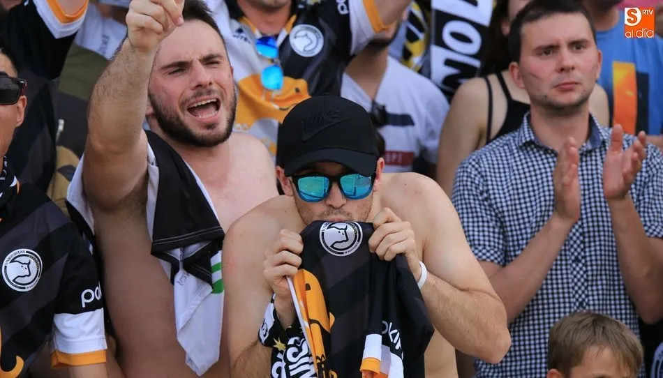 La fiesta del ascenso de Unionistas continuará en la Plaza Mayor. Foto de Alberto Martín