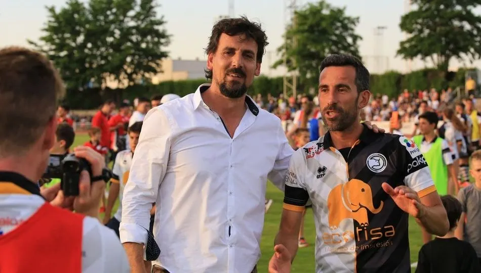 Tom junto a Chuchi, en la celebración del ascenso en las Pistas. Foto de Alberto Martín