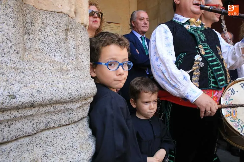 Foto 11 - Fauba entrega a los rectores de la USAL y la UPSA las medallas del asociacionismo vecinal