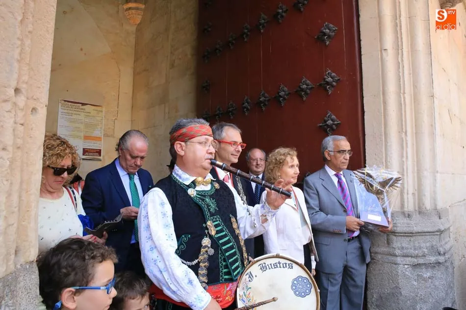 Foto 9 - Fauba entrega a los rectores de la USAL y la UPSA las medallas del asociacionismo vecinal