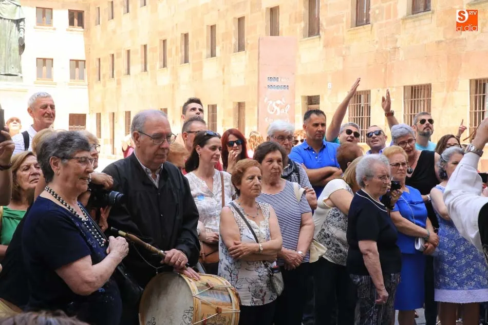 Foto 2 - Fauba entrega a los rectores de la USAL y la UPSA las medallas del asociacionismo vecinal