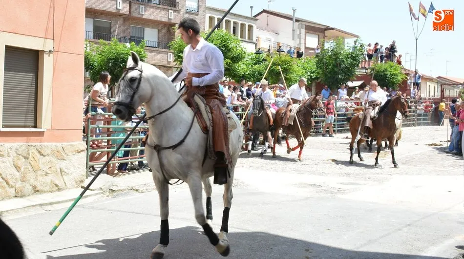 Foto 6 - El baile de la bandera embriaga de tradici&oacute;n las fiestas de San Juan en Hinojosa  