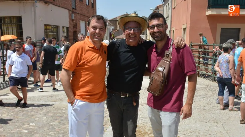 Foto 4 - El baile de la bandera embriaga de tradici&oacute;n las fiestas de San Juan en Hinojosa  