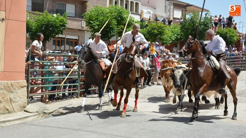 Foto 5 - El baile de la bandera embriaga de tradici&oacute;n las fiestas de San Juan en Hinojosa  