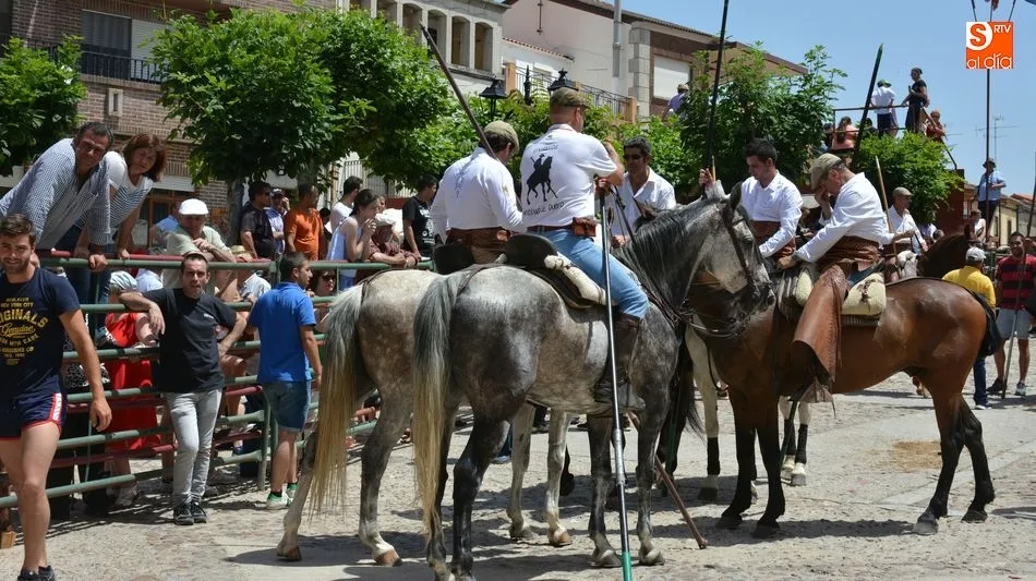 Foto 7 - El baile de la bandera embriaga de tradici&oacute;n las fiestas de San Juan en Hinojosa  