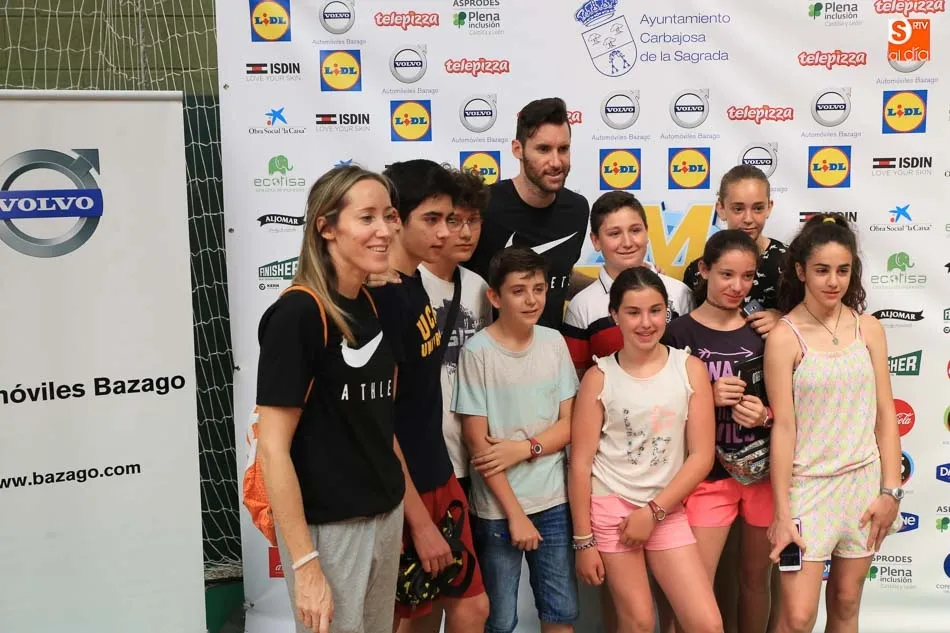 Rudy y Marta Fernández posan con los niños del programa municipal Cibercarba. Foto: Alberto Martín