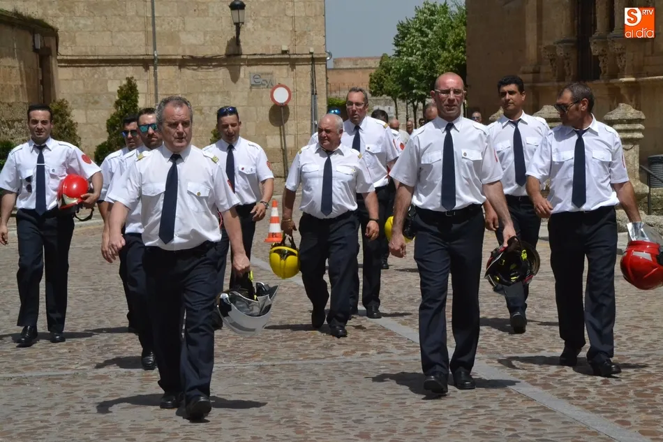Los Bomberos festejan a su patrón haciendo retumbar la ciudad con sus sirenas  