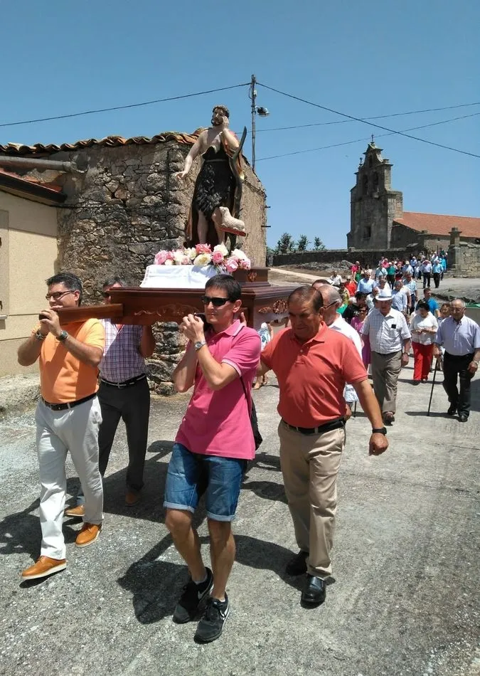 Foto 11 - Los mayordomos presiden los actos en honor a San Juan en Cabeza de Framontanos  