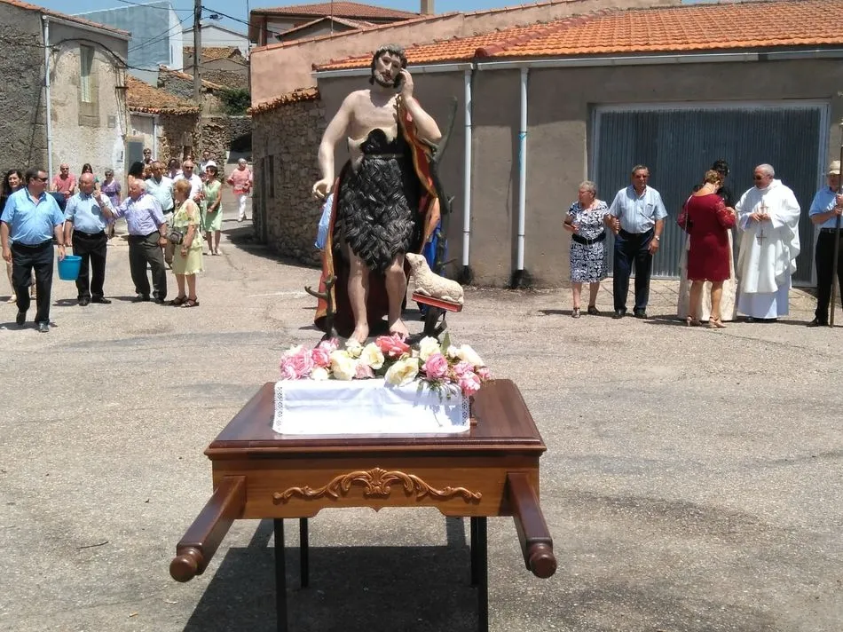 Foto 9 - Los mayordomos presiden los actos en honor a San Juan en Cabeza de Framontanos  
