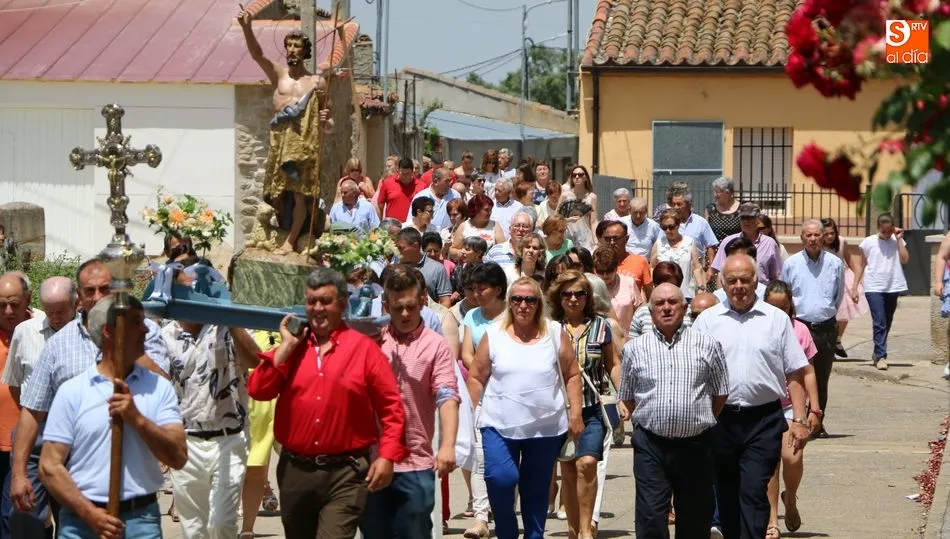 San Juan paseó en procesión por las calles de Peralejos de Abajo / CORRAL