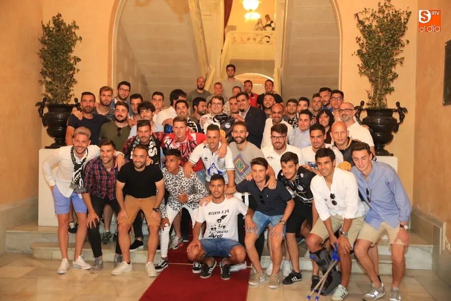 La Plaza Mayor aguardaba en torno a 200 seguidores de Unionistas con bufandas, banderas y camisetas blanquinegras / Foto: Alberto Martín
