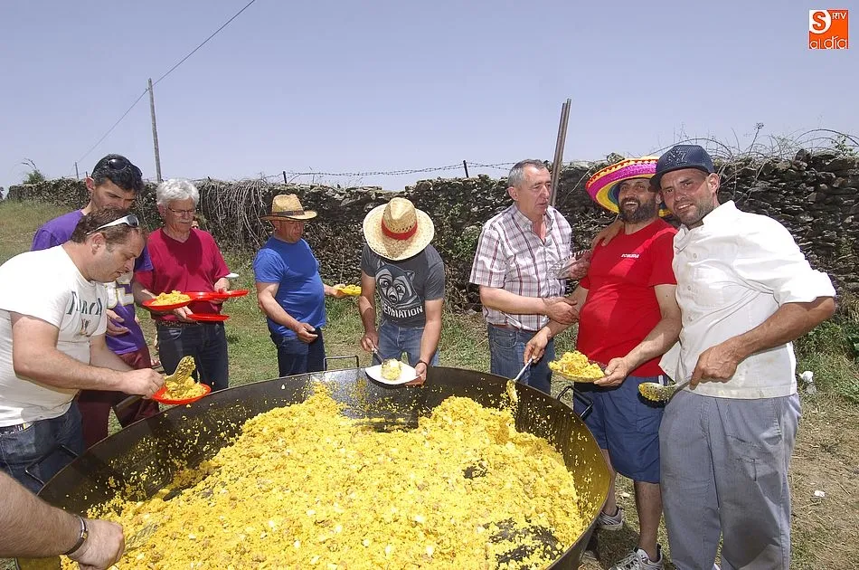 Reparto de la paella al aire libre | Fotos Adrián Martín