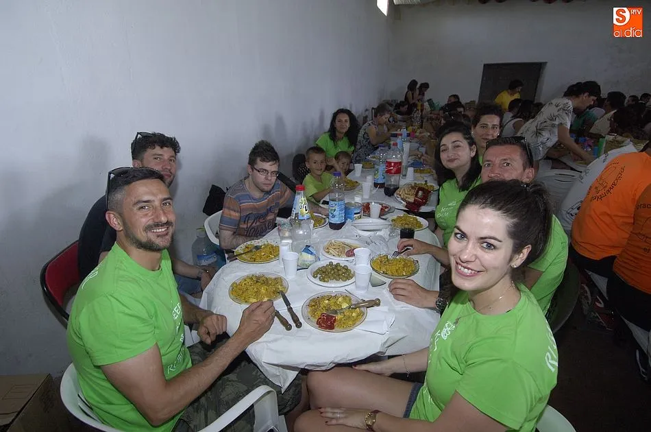 Foto 10 - Los vecinos de Robleda dan buena cuenta de una paella gigante  