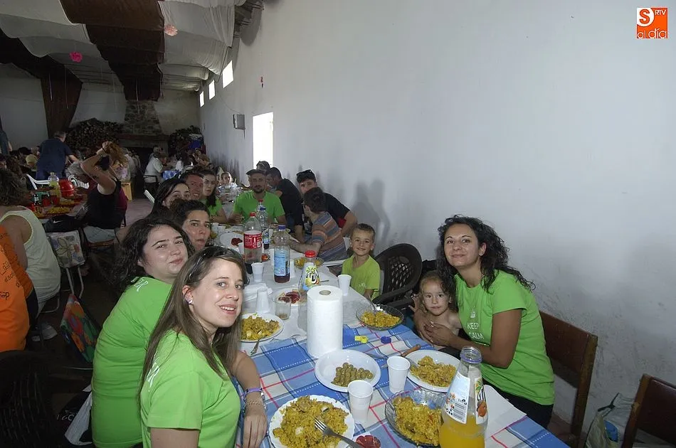 Foto 11 - Los vecinos de Robleda dan buena cuenta de una paella gigante  