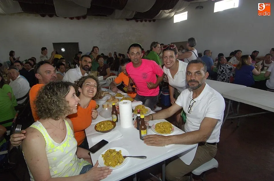 Foto 9 - Los vecinos de Robleda dan buena cuenta de una paella gigante  