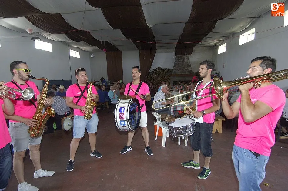 Foto 6 - Los vecinos de Robleda dan buena cuenta de una paella gigante  