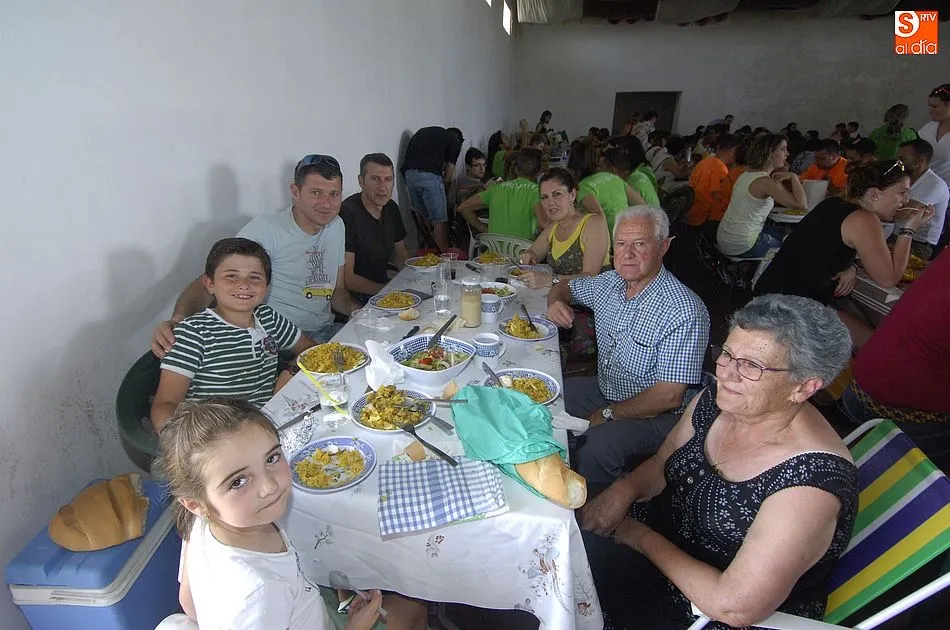 Foto 7 - Los vecinos de Robleda dan buena cuenta de una paella gigante  