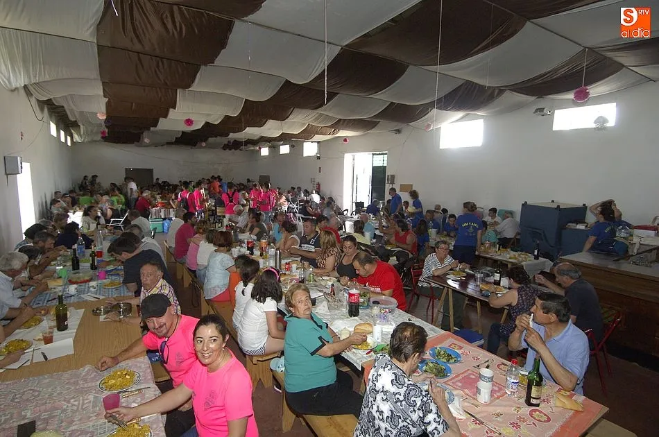 Foto 5 - Los vecinos de Robleda dan buena cuenta de una paella gigante  